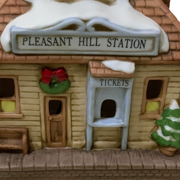 Vintage Christmas Village Pleasant Hill Train Station Translucent Light Up House - Picture 4 of 16